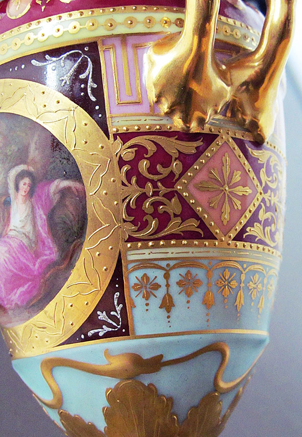 Vase mit gefälschtem Bindenschild