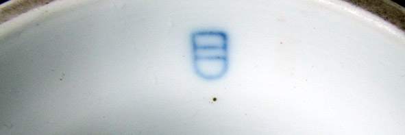 Vase mit gefälschtem Bindenschild
